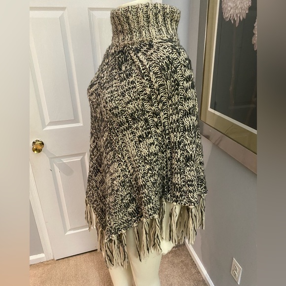 Eyeful Sweater Poncho with Fringes - Picture 2 of 4